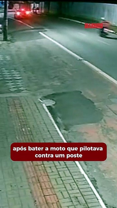 Jovem de 20 anos morreu ao perder o controle da moto e atingir poste na rua Blumenau