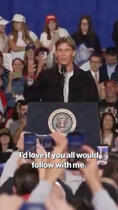 Giants QB Jaxson Dart introduces President Trump at an event at Rockland Community College.