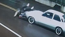 Câmera flagra reação de motorista após colisão entre Chevette e Biz