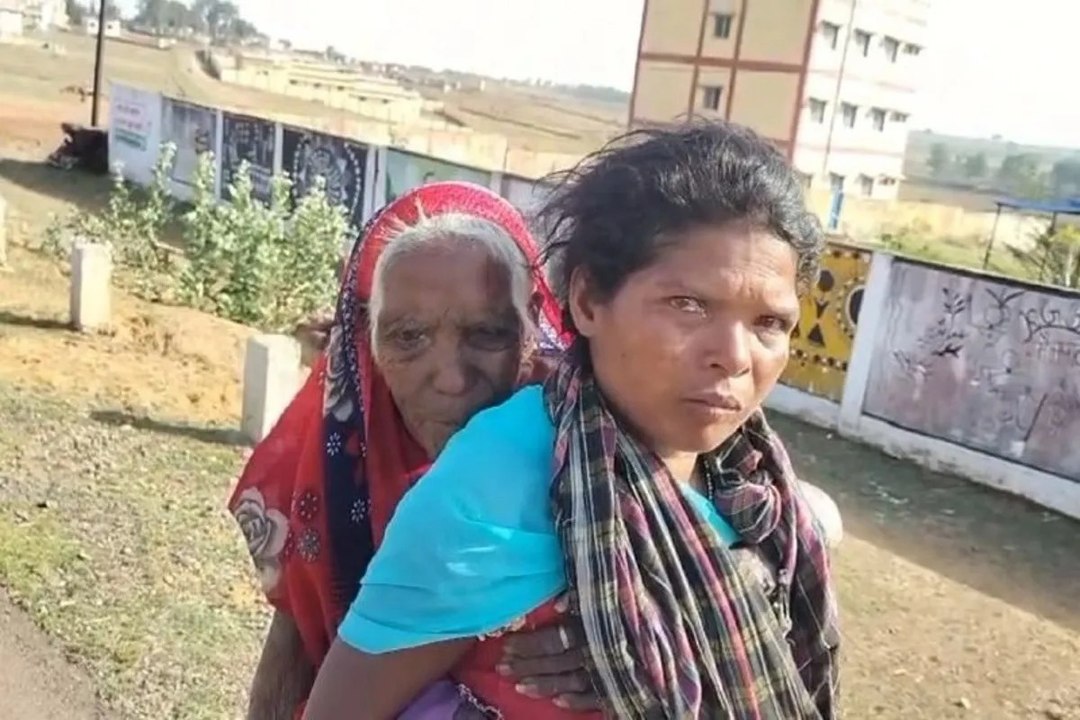 ऐसी भी बहू! 90 वर्षीय सास को पीठ पर लादकर पेंशन दिलाने पहुंची 6 किमी दूर बैंक, आंखों में आए आंसू