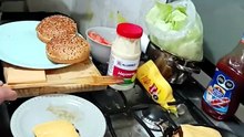 En la #cocina preparando la #receta de #hamburguesa Martha es experta en eso #shorts tengo hambre