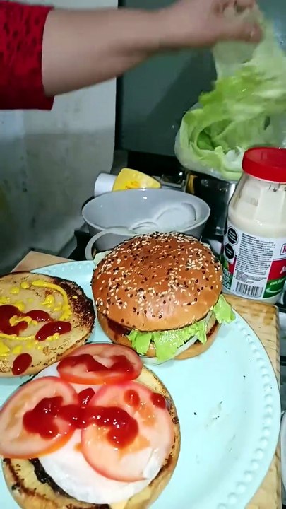 Ya estan listas las #hamburguesas es hora de comer #shorts muchas gracias a mi esposa martha