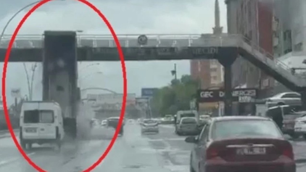 Damperi açık kalan kamyon yaya üst geçidine çarptı