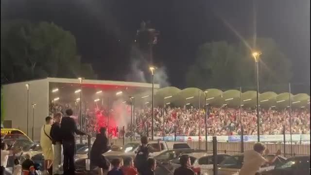 Il Südtirol resta in Serie B, parte la festa dei tifosi in curva e fuori dallo stadio