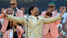 Bad Bunny convierte a su público en compañeros de fiesta puertorriqueña en Barcelona