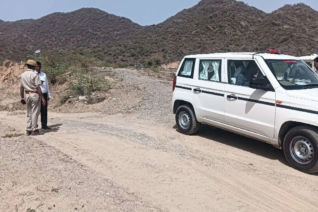 Sirohi News: सिरोही से बड़ी खबर, मिट्टी का टीला ढहा, दबने से महिला समेत दो मजदूरों की मौत
