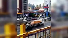 Damperi açık kamyon dehşet saçtı! Üst geçit kazasında 3 kişi yaralandı