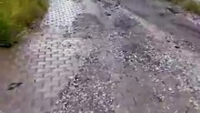İzmit'te Hangi köyde yaşıyoruz dedirten görüntü! Yan yana iki yol arasındaki farkı vatandaş gösterdi