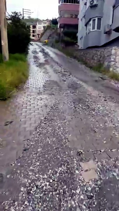 İzmit'te Hangi köyde yaşıyoruz dedirten görüntü! Yan yana iki yol arasındaki farkı vatandaş gösterdi