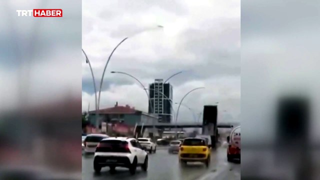 Damperi açık kamyon üst geçide böyle çarptı