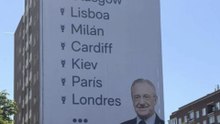 Florentino cuelga una lona en un edificio junto al Bernabéu recordando sus siete Champions
