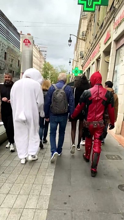 Tenir la main aux inconnus