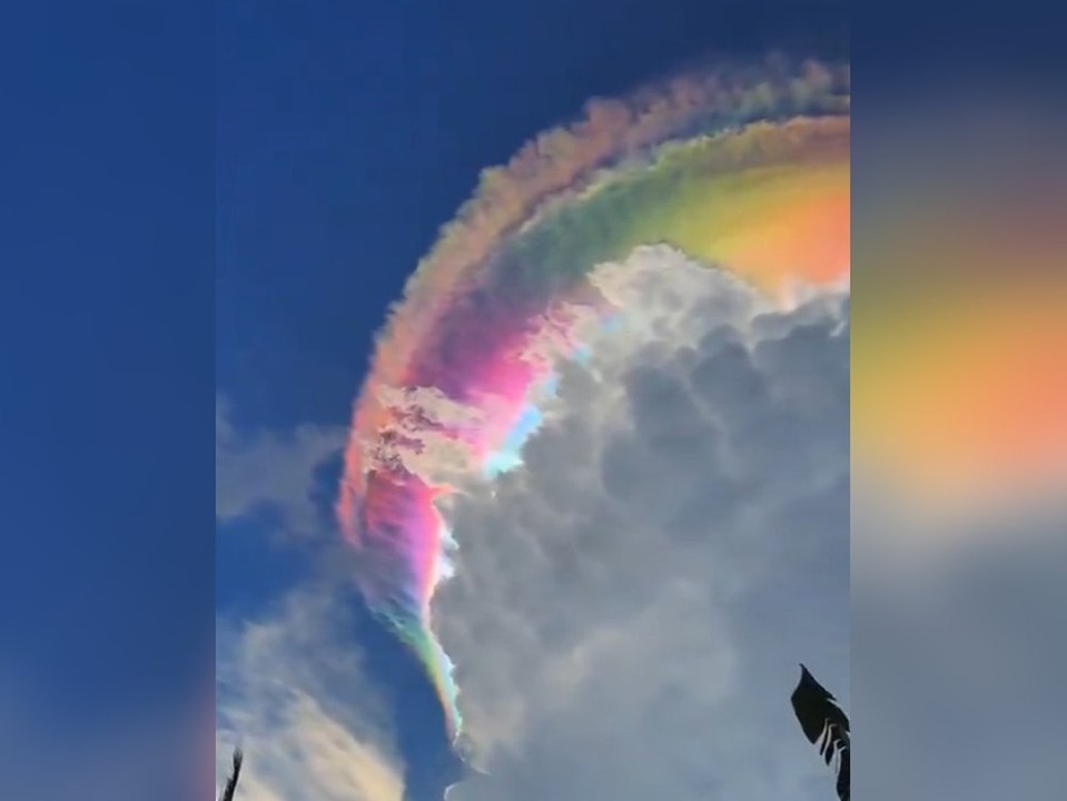 Spektakuläre Regenbogen-Wolke über Indonesien gefilmt