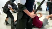 La Ertzaintza carga en el aeropuerto de Loiu contra el recibimiento a la Global Sumud Flotilla.
