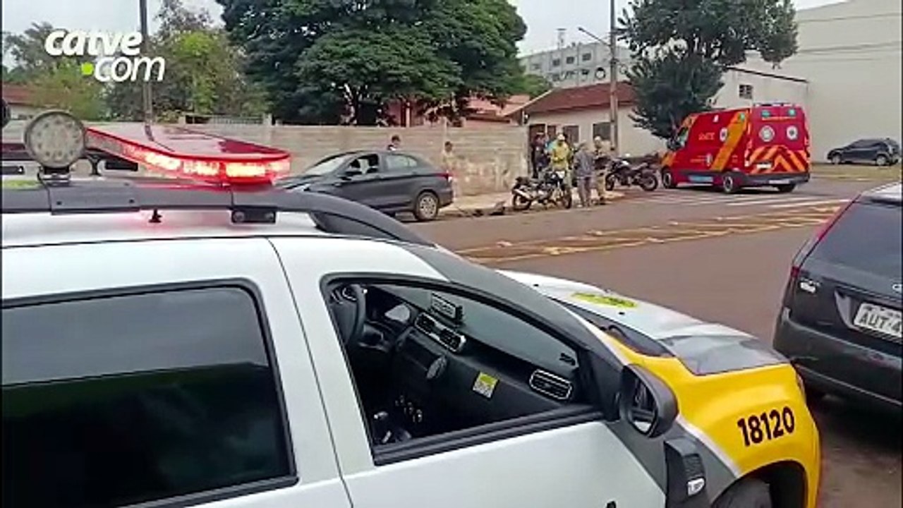 Acidente entre carro e moto deixa jovem ferida no centro de Toledo