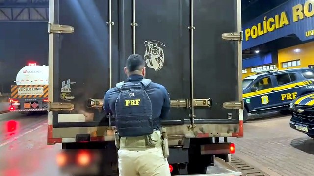 PRF apreende 150 mil maços de cigarros contrabandeados na BR-369 em Cascavel