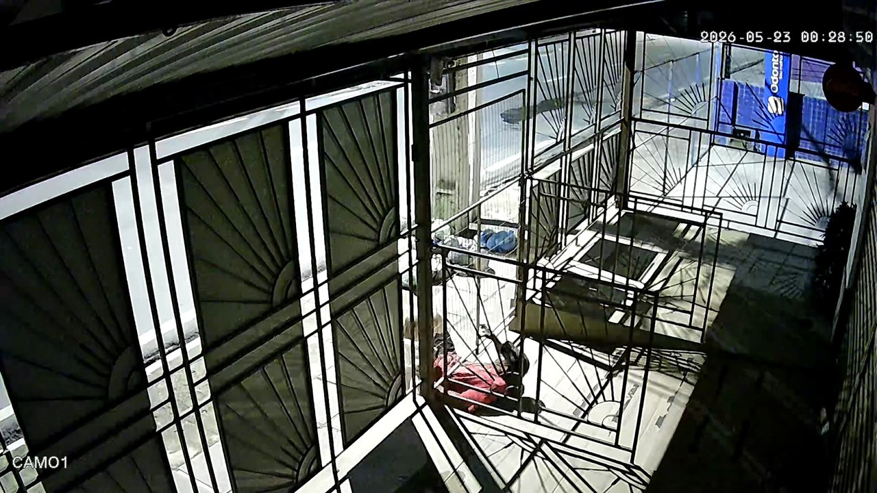 VÍDEO mostra homem invadindo cafeteria no Centro de Maceió; assista