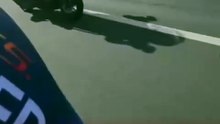 Un motociclista sufrió un acc1dente luego de presuntamente ac0sar a una ciclista en Vega Baja, Puerto Rico. El incidente quedó captado en video 🚨🚴‍♀️.