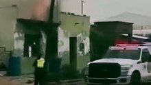 Un elemento de bomberos en Sabinas vivió momentos de angustia durante un inc3ndio al reconocer que la vivienda afectada pertenecía a su abuela. La mujer fue rescatada y se encuentra fuera de pel1gro 🚒⚠️.