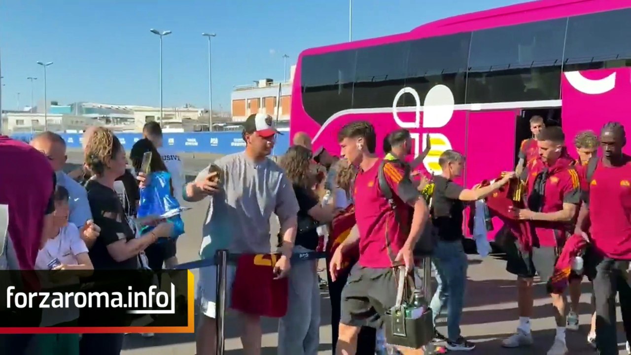 Roma, l'abbraccio dei tifosi a Fiumicino prima della partenza per Verona