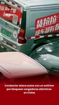 Un hombre fue arrestado en China tras agredir varios vehículos con un extintor luego de no poder utilizar una estación de carga para autos eléctricos debido a autos mal estacionados 🚔⚡.