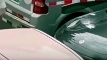 Un hombre fue arrestado en China tras agredir varios vehículos con un extintor luego de no poder utilizar una estación de carga para autos eléctricos debido a autos mal estacionados 🚔⚡.
