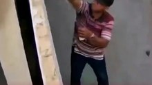 Un repartidor en México llamó la atención de usuarios en redes sociales por su habilidad para colocar paquetes por encima de una puerta sin maltratarlos 📦🚪.