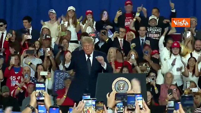 Trump balla la 'Trump Dance' sulle note di Ymca a un evento politico a New York