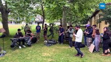 Kapatılan Bilgi Üniversitesi öğrencileri protestolarını müzik ile sürdürdü