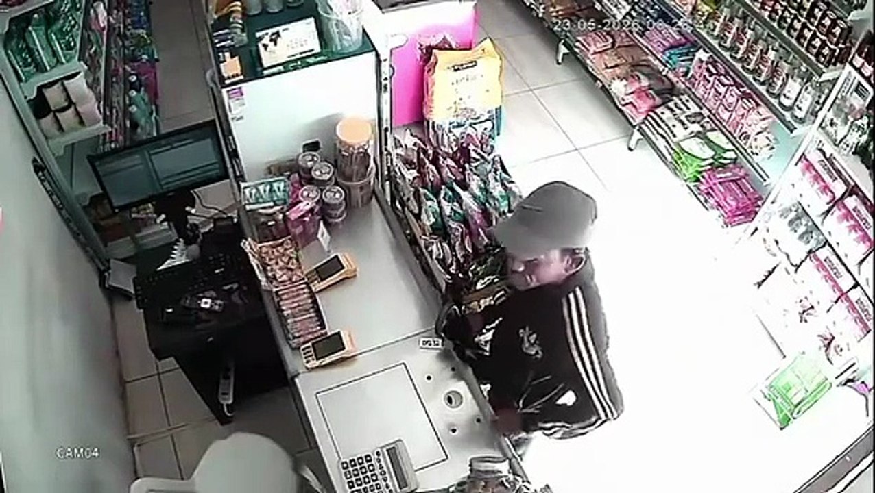 Câmera de segurança flagra suspeito roubando dinheiro de mercadinho no Litoral Norte