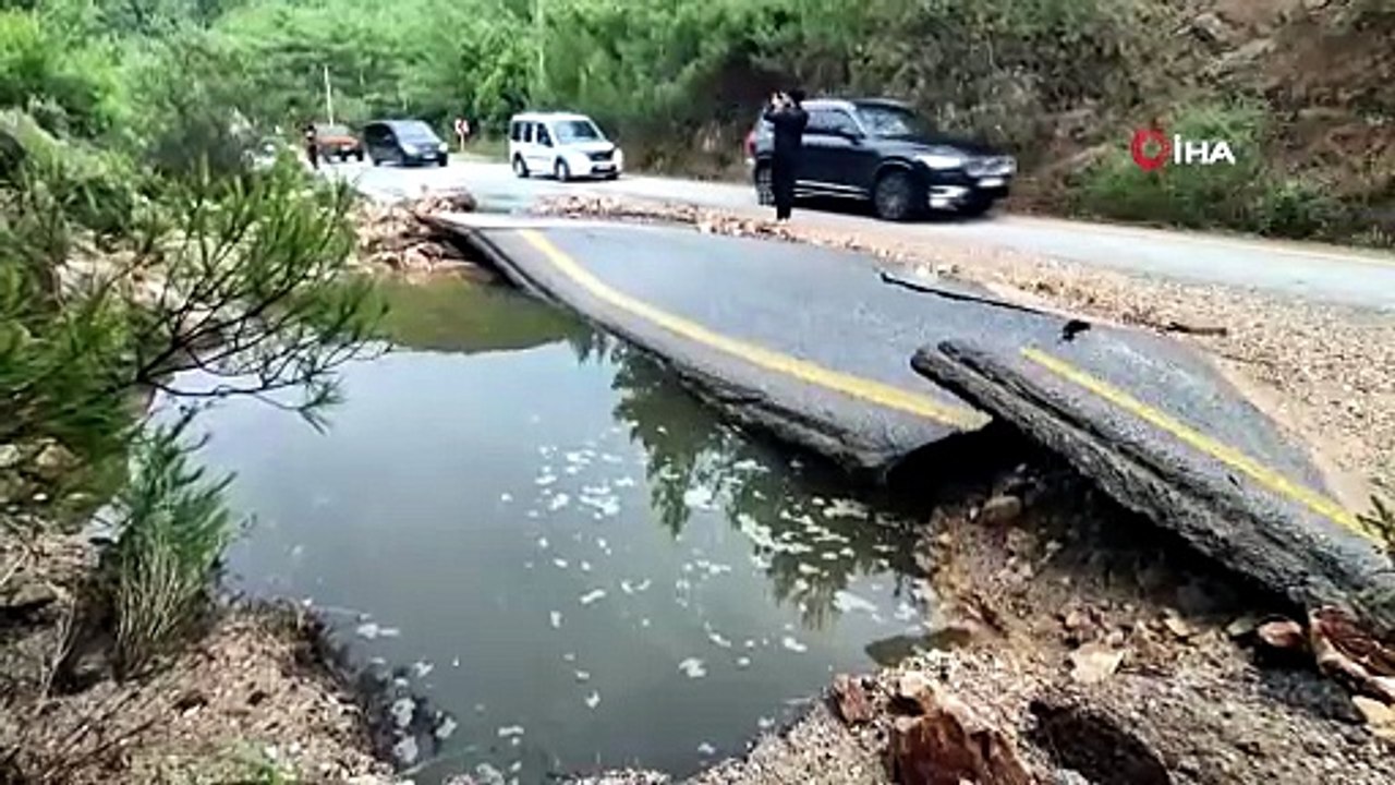 Bodrum’da ana isale hattı patladı, yol dereye döndü