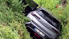 Su kanalına devrilen otomobildeki 2 kişi yaralandı