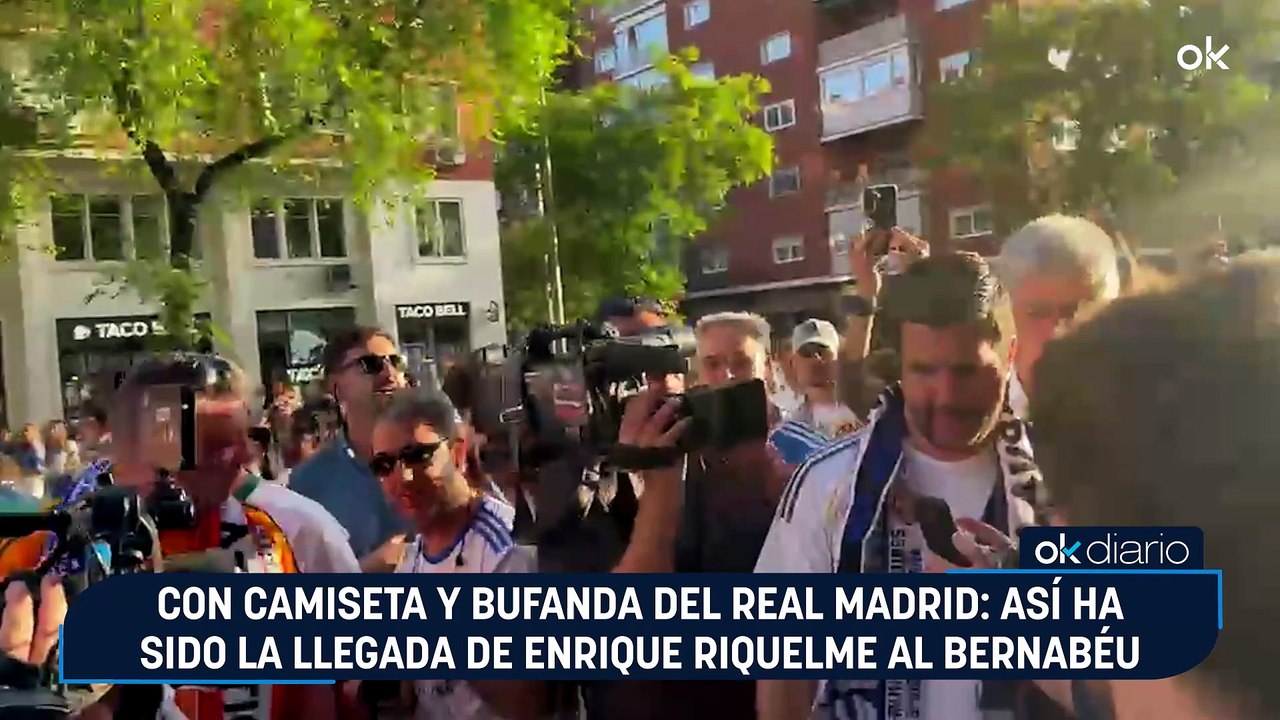 Con camiseta y bufanda del Real Madrid: así ha sido la llegada de Enrique Riquelme al Bernabéu