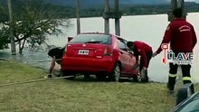 OPERATIVO PARA RESCATAR UN AUTO QUE SE CLAVÓ EN EL DIQUE