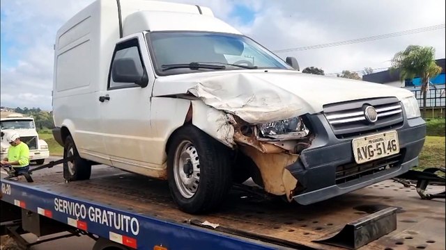 Carros se envolvem em colisão na rodovia BR-277, em Cascavel