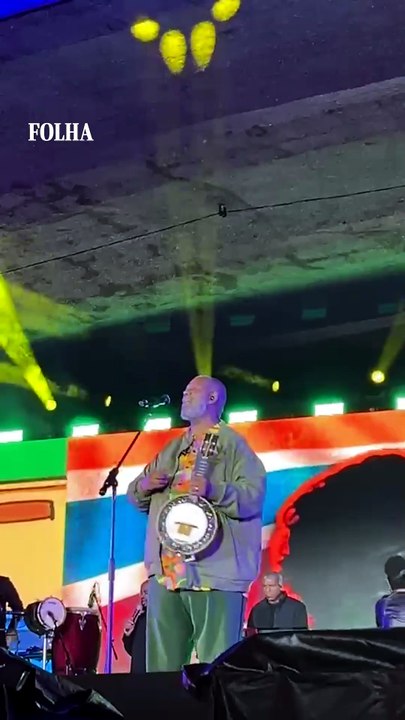 Péricles emociona público da Virada Cultural com clássicos do pagode