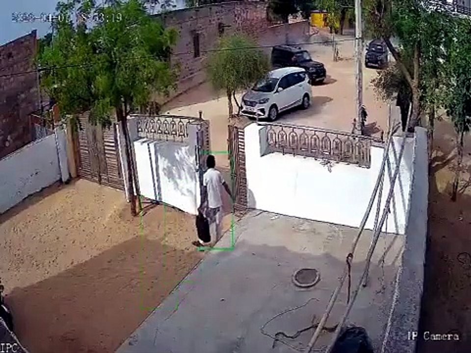 Heroic #Neighbors and Family Fight Off Masked Kidnappers in Rania Deshipura Village #India