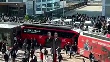 CHP binası önünde taş ve su şişelileri atıldı