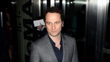 Matthew Rhys ha avuto discussioni ‘accese’ con degli sconosciuti per l’uso del cellulare