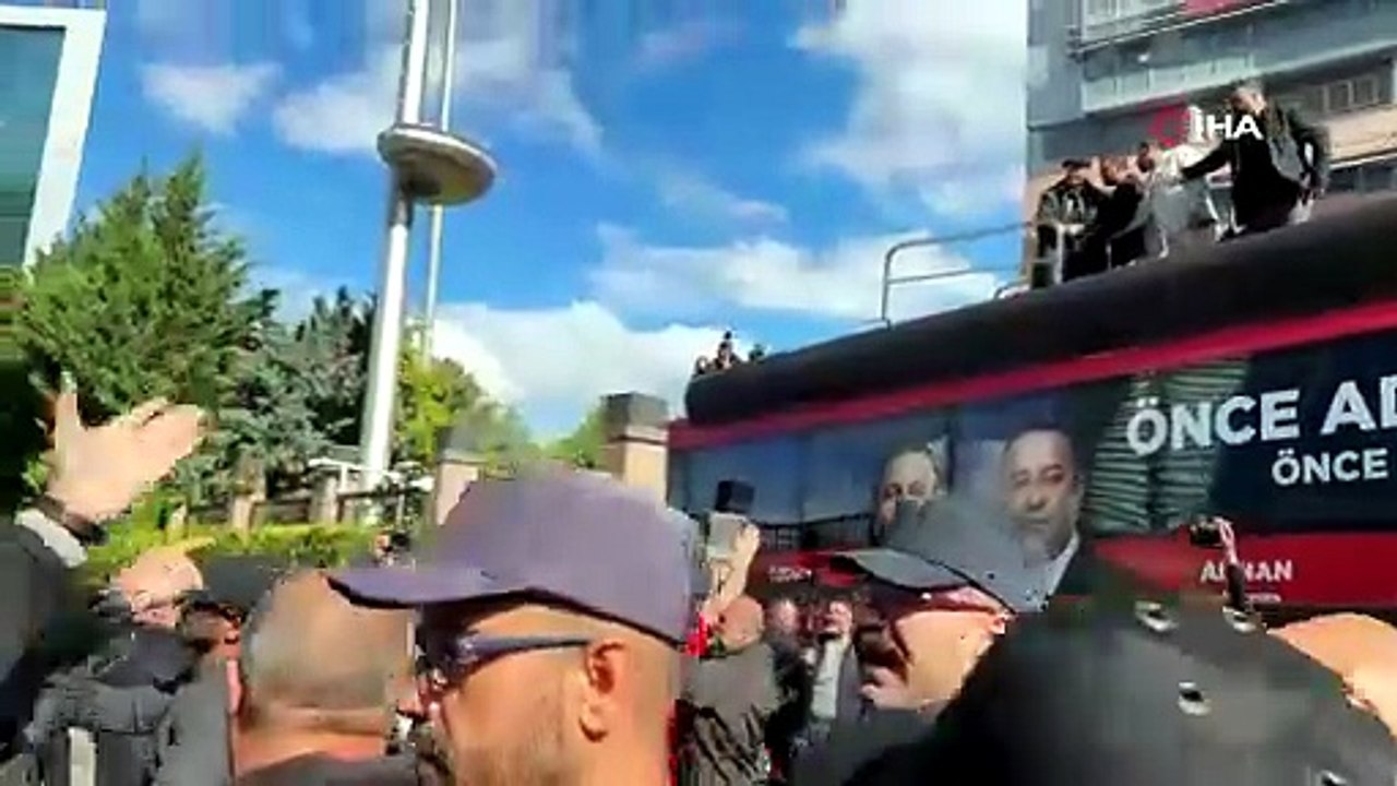CHP, Genel Merkezi önünde çıkan tartışmada su şişeleri havada uçuştu
