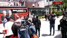 Mahmut Tanal elinde hortumla çatıya çıktı