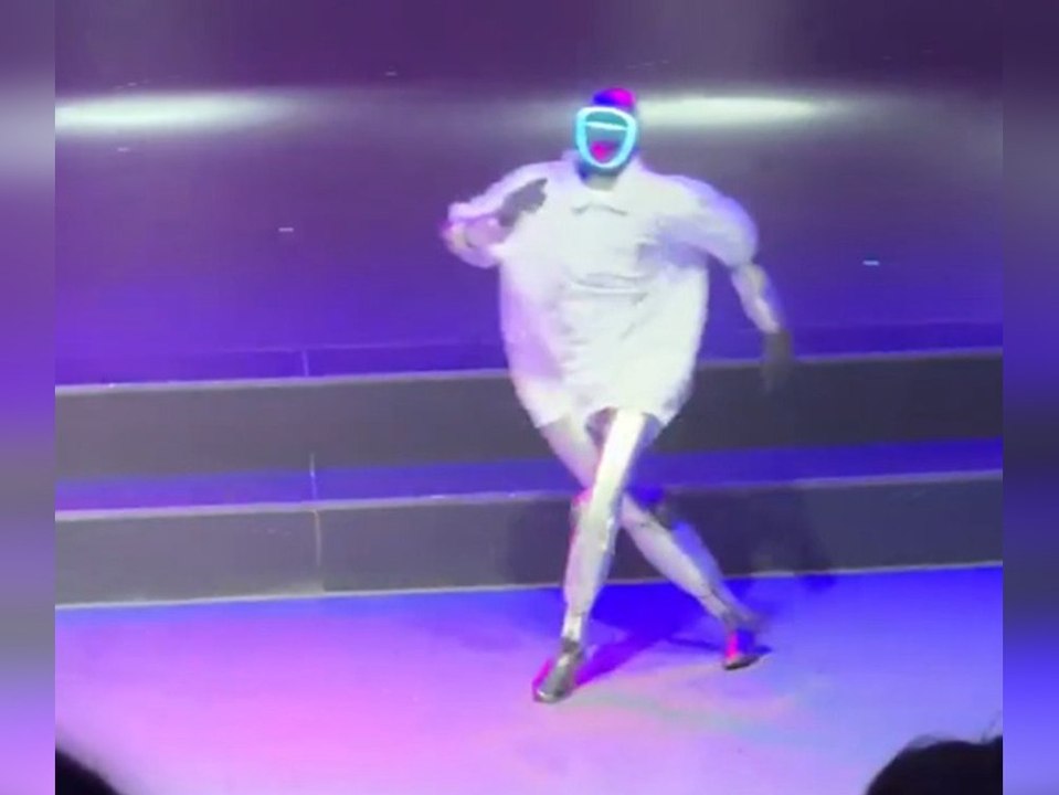 Roboter tanzt zu "Billie Jean" und legt Bruchlandung hin