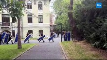 Kapatılan İstanbul Bilgi Üniversitesi’nde öğrencilerin protestosunun üçüncü günü: Çevik kuvvet polisi kampüse girdi; öğrencileri çevreledi