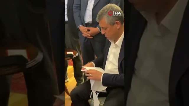 Özgür Özel kendisine verilen mutlak butlan tebligatını yırttı