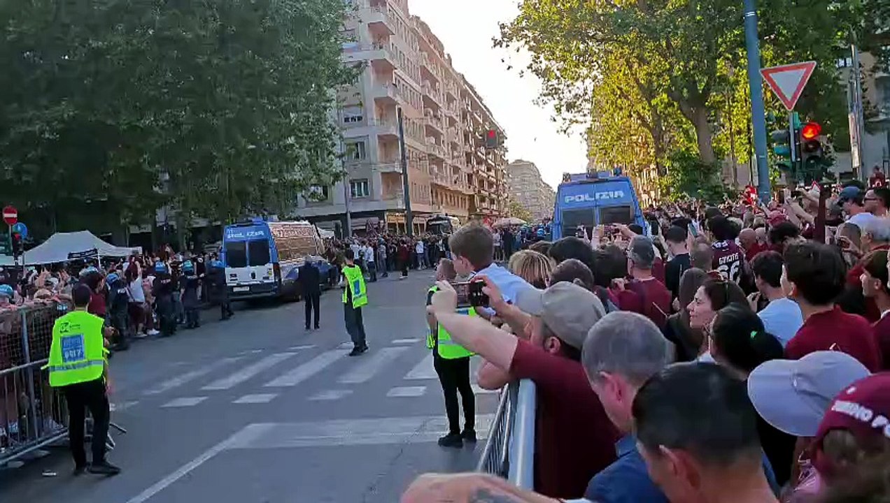 Derby della Mole, l'arrivo del pullman del Torino allo stadio (Video)