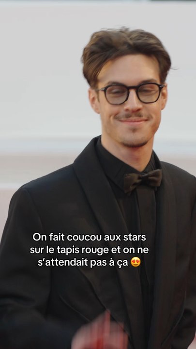 On fait coucou aux stars sur le tapis et on ne s’attendait pas à ça 😍