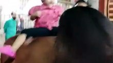 چھوٹی بچی گائے پر بیٹھی