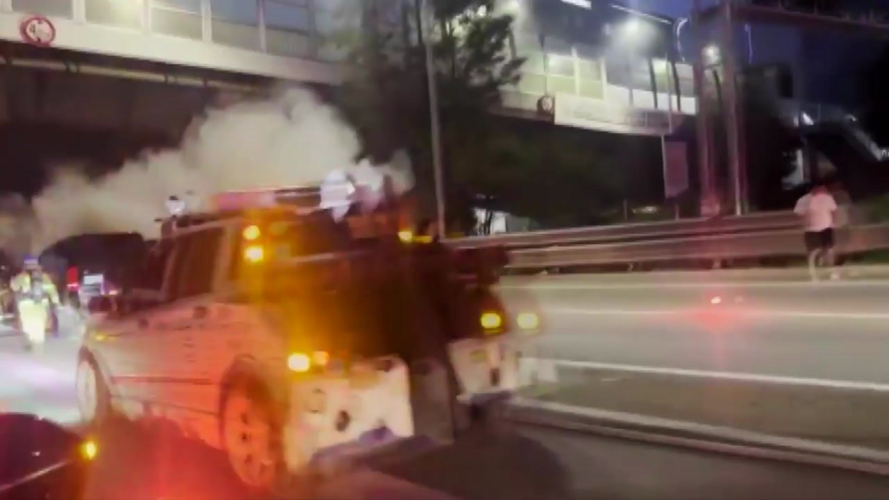 판교분기점 근처 차량 화재..."엔진룸 발화 추정" / YTN