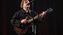 Lewis Capaldi cree que sus fans 'merecen algo mejor' a que él simplemente 'busque' éxitos