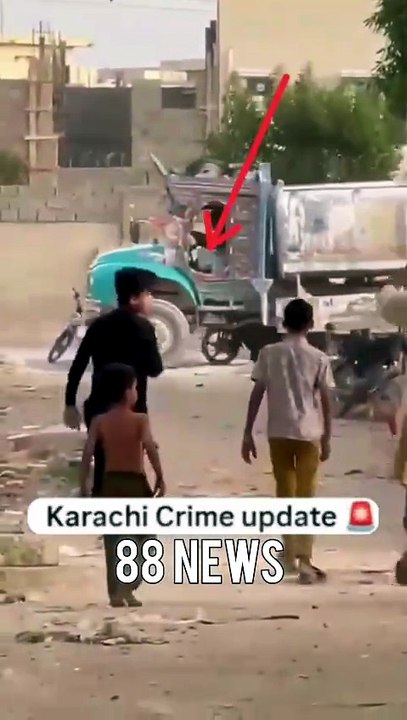 _Dated 24/05/2026_   🚨کراچی: منگھوپیر اجتماع گاہ روڈ پر دن دھاڑے اسلحہ بردار ڈکیتوں کی واردات ، دیدہ دلیری دیکھیں ان ملزمان کی کہ کھلے عام واردات کررہے ہیں اور گلی میں کھڑے افراد کو خوفزدہ کرنے کے لیئے فائرنگ بھی کی.